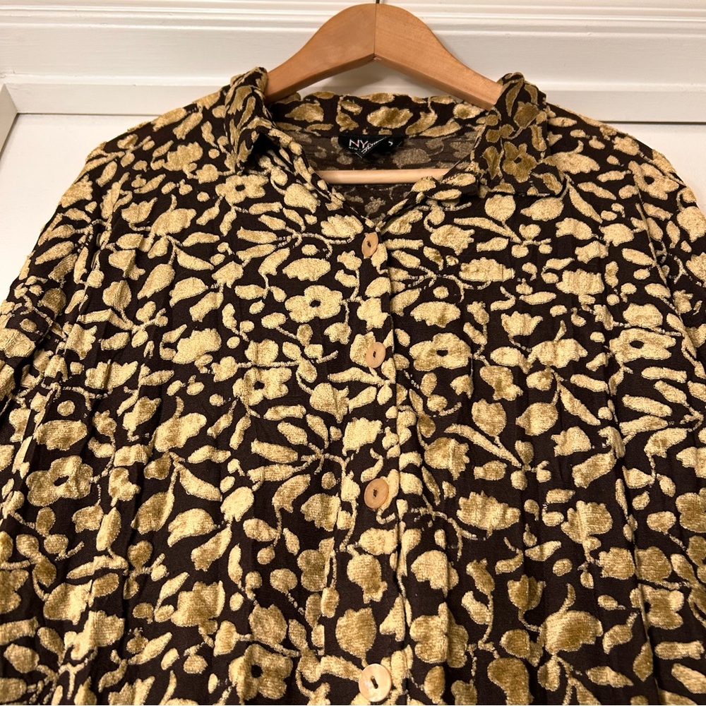 New York & Company Retro Brown and Gold Floral Top - Size Medium - Picture 3 of 10